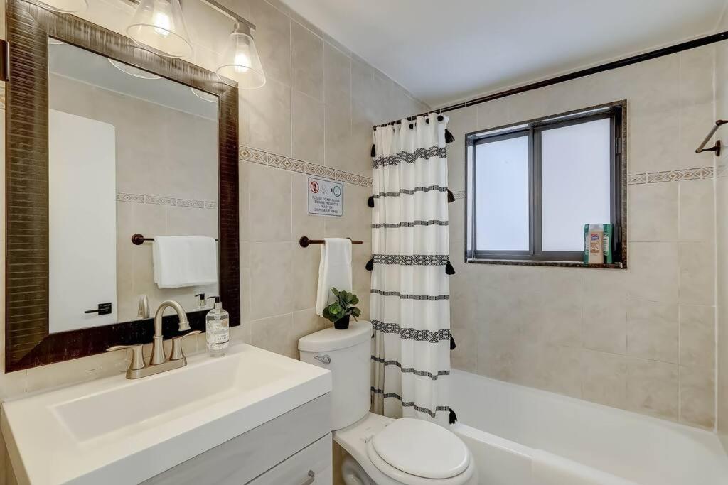 Chic Retreat: 2Br Apartment! Fort Lauderdale Eksteriør bilde